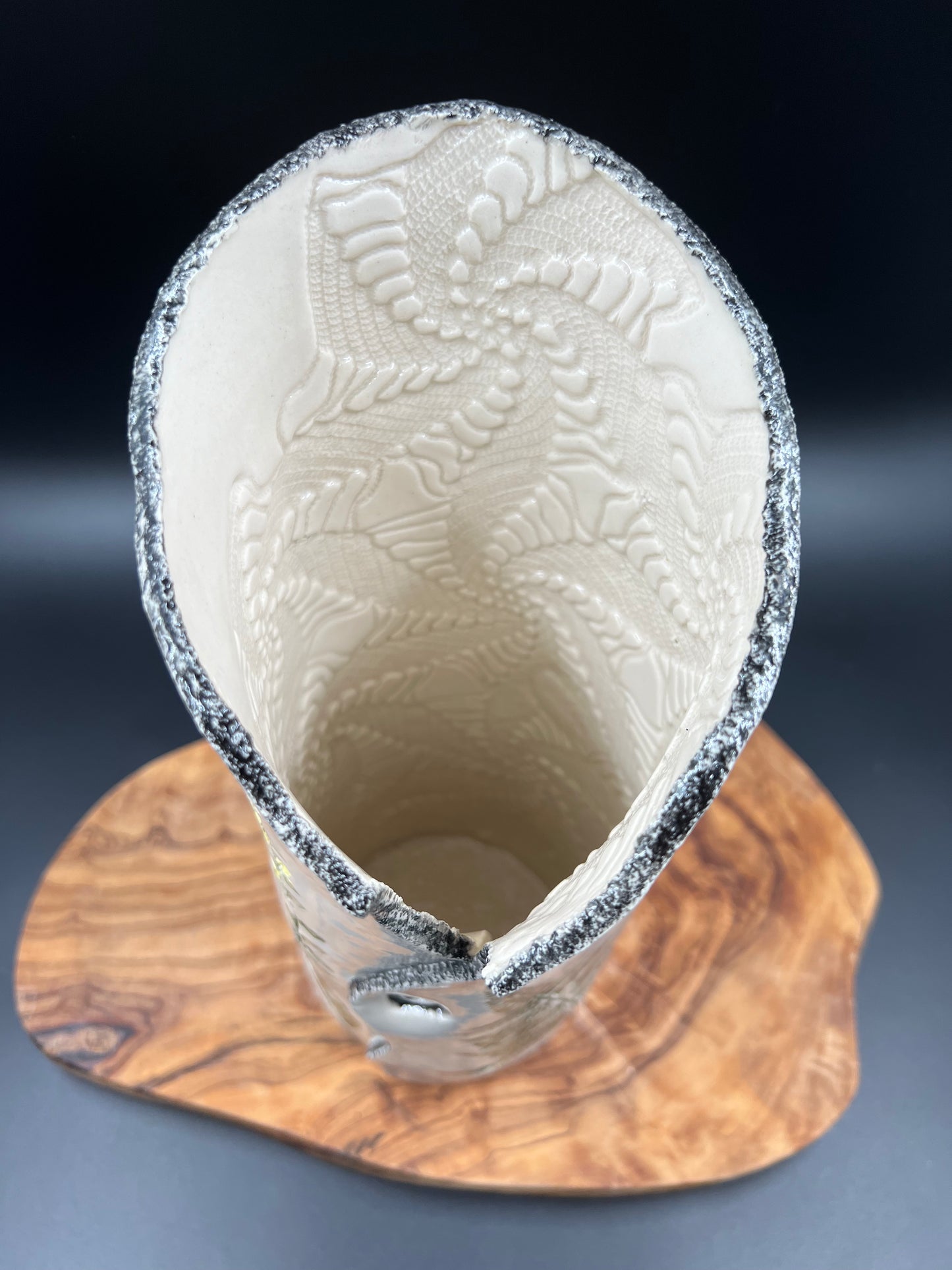Color garden vase, black rim