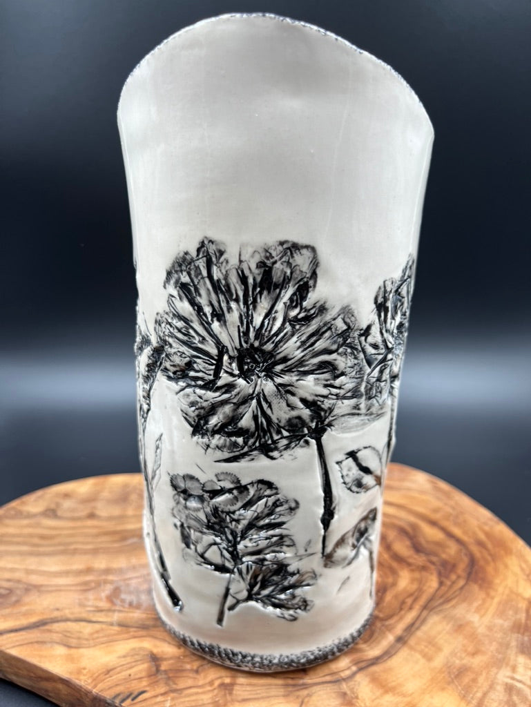 Black floral vase, black rim