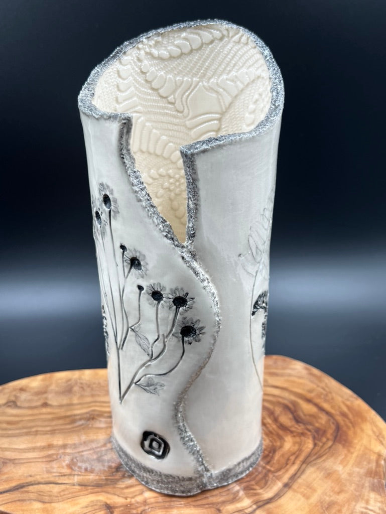 Black floral vase, black rim