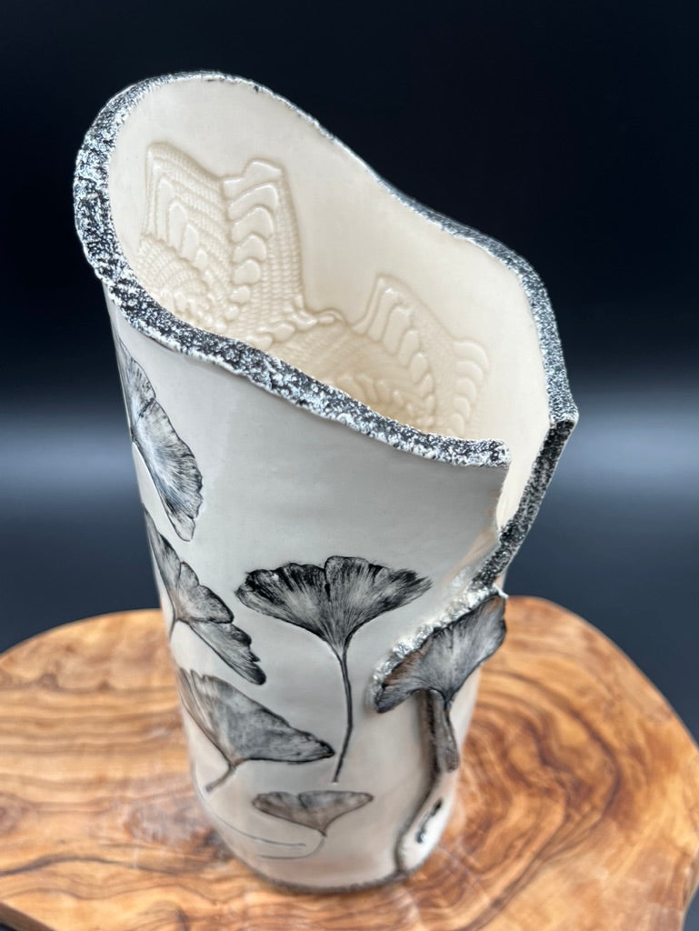 Black gingko vase with gingko lip, black rim