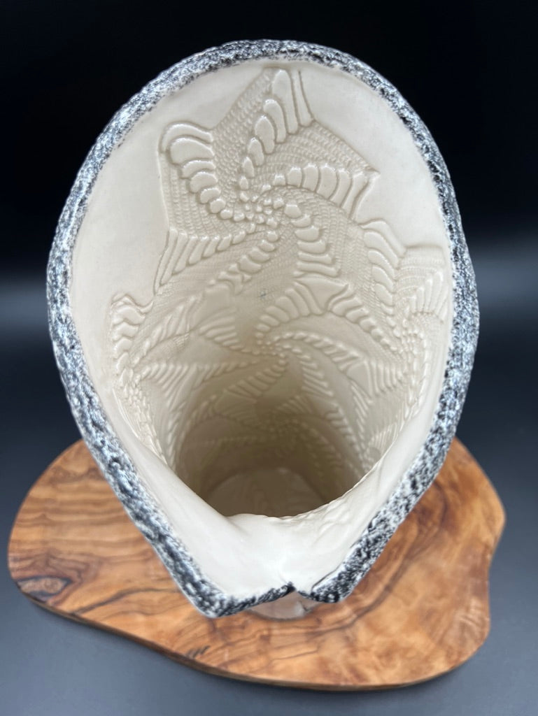 Black floral vase, black rim