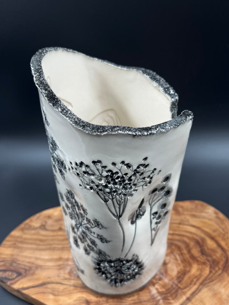 Black floral vase, black rim