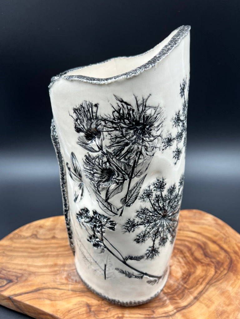 Black floral vase, black rim