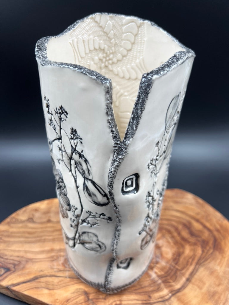 Black floral vase, black rim