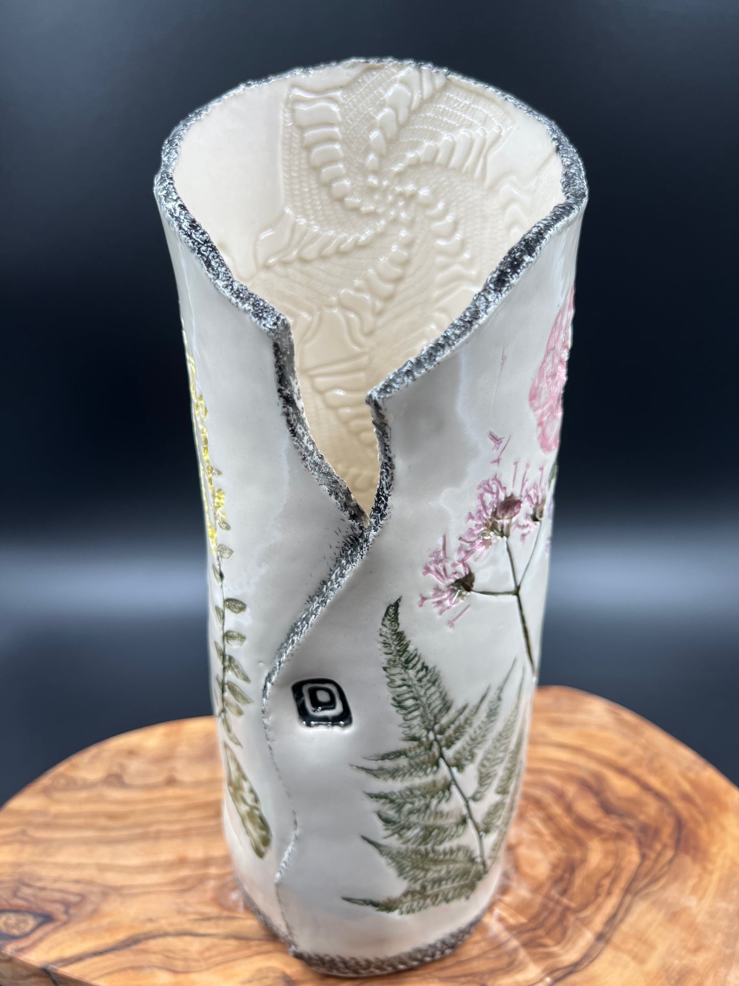 Color garden vase, black rim
