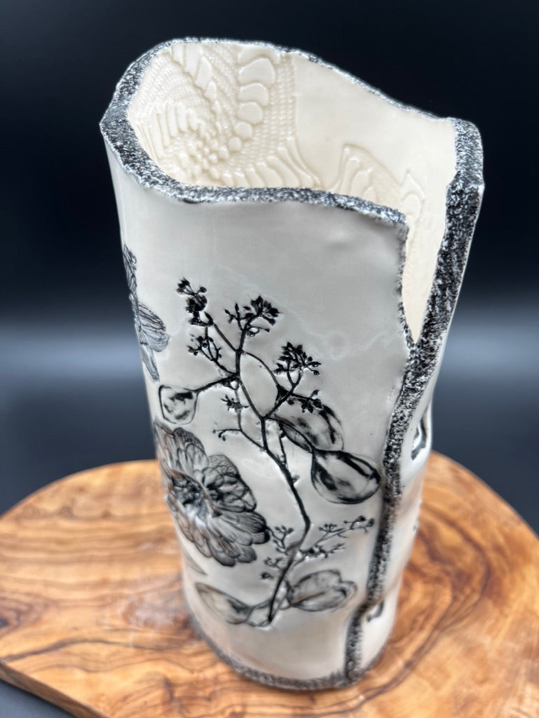 Black floral vase, black rim