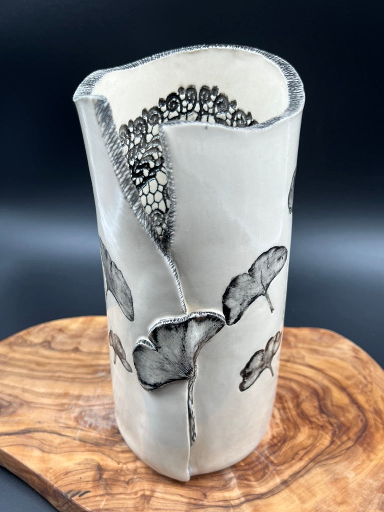 Black gingko vase with black interior lace, black rim, gingko lip