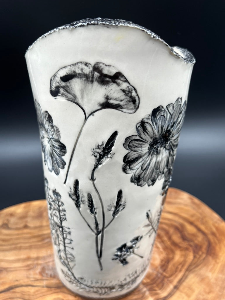Black floral vase, black rim
