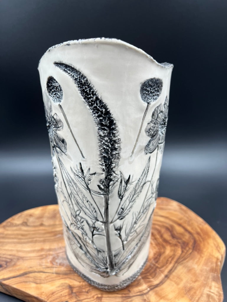 Black floral vase, black rim