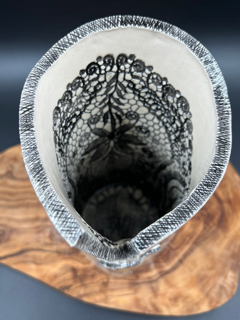 Black gingko vase with black interior lace, black rim, gingko lip