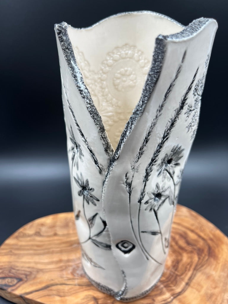Black floral vase, black rim