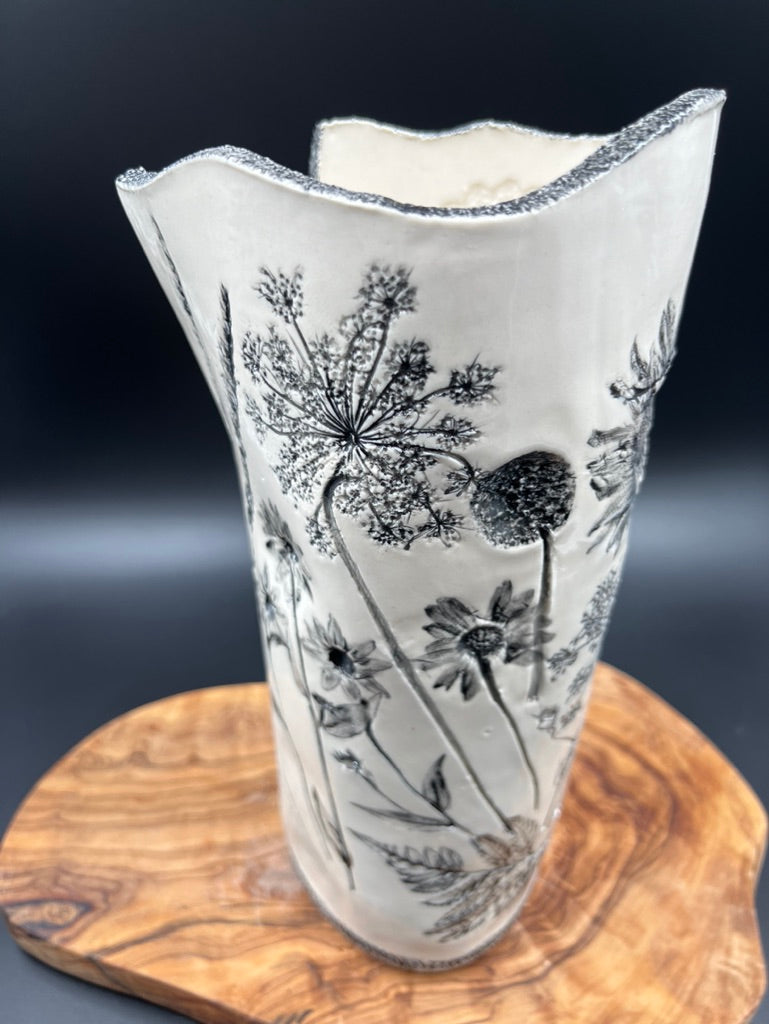 Black floral vase, black rim