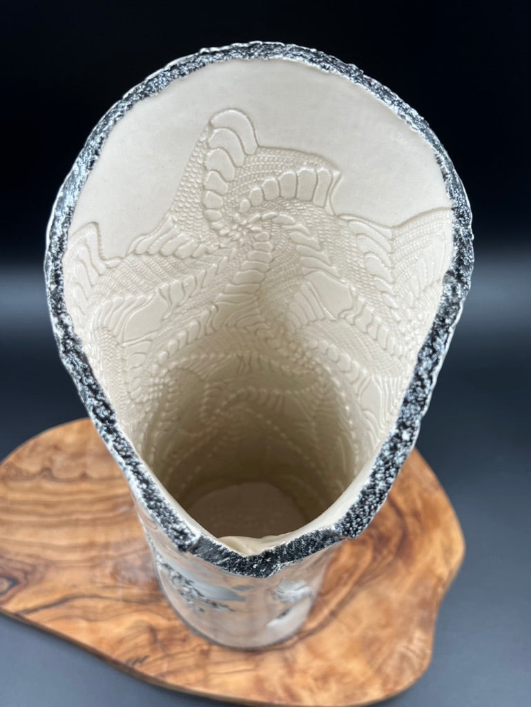 Black floral vase, black rim
