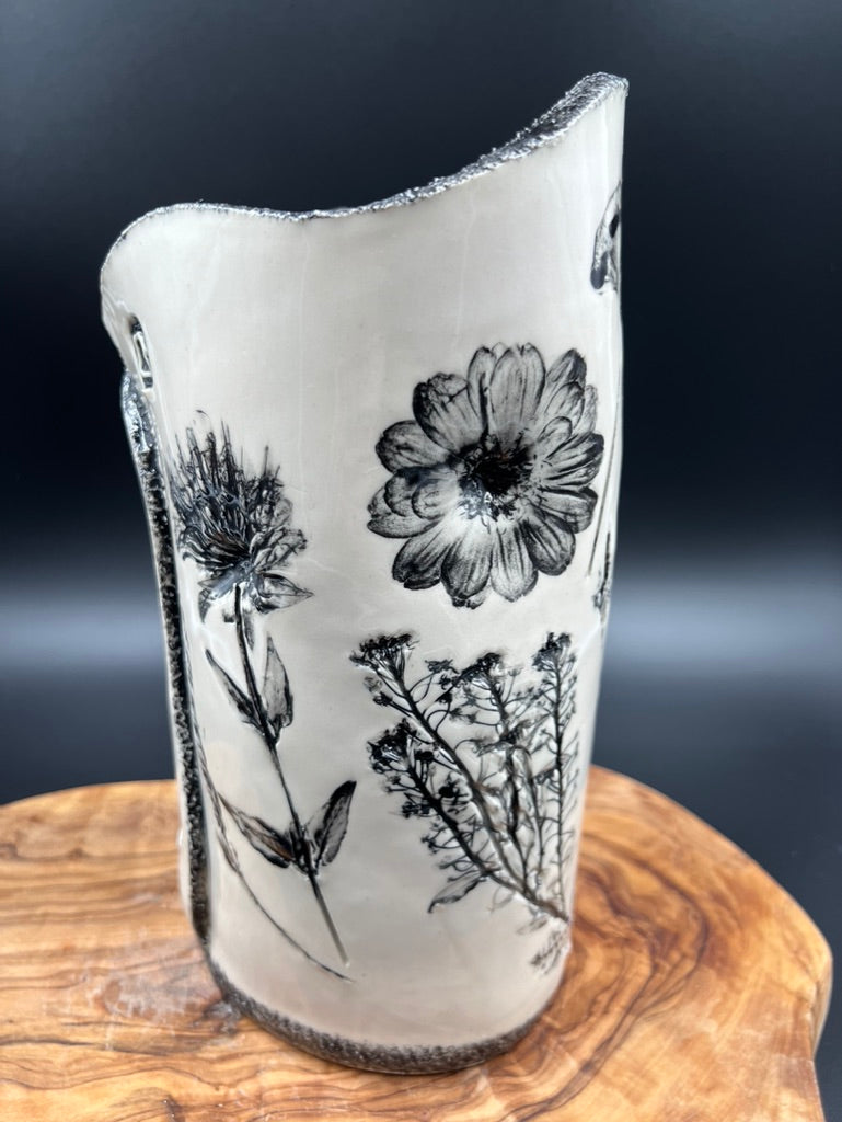 Black floral vase, black rim