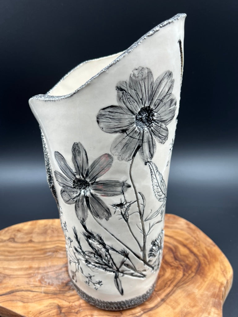 Black floral vase, black rim