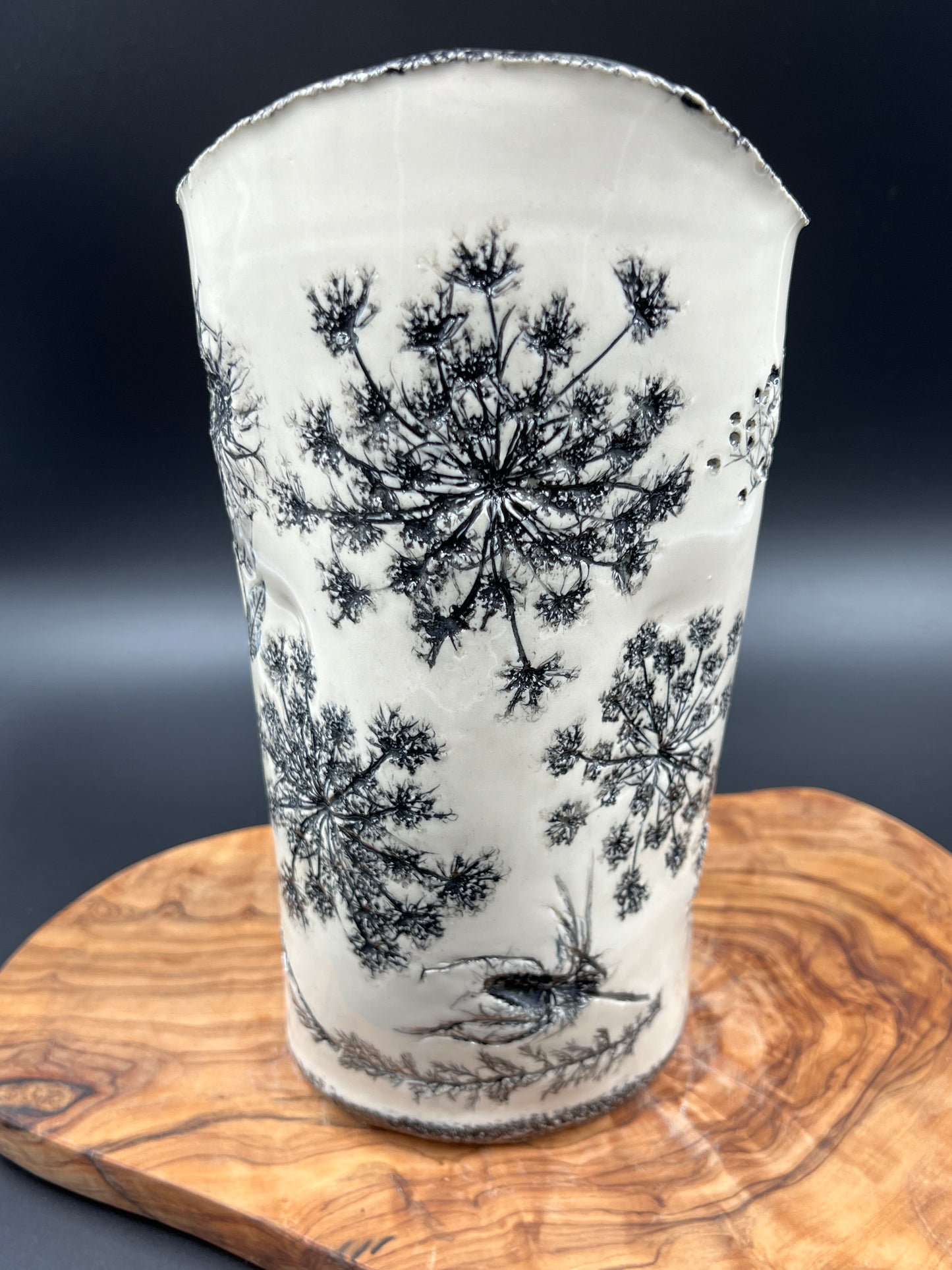 Black floral vase, black rim