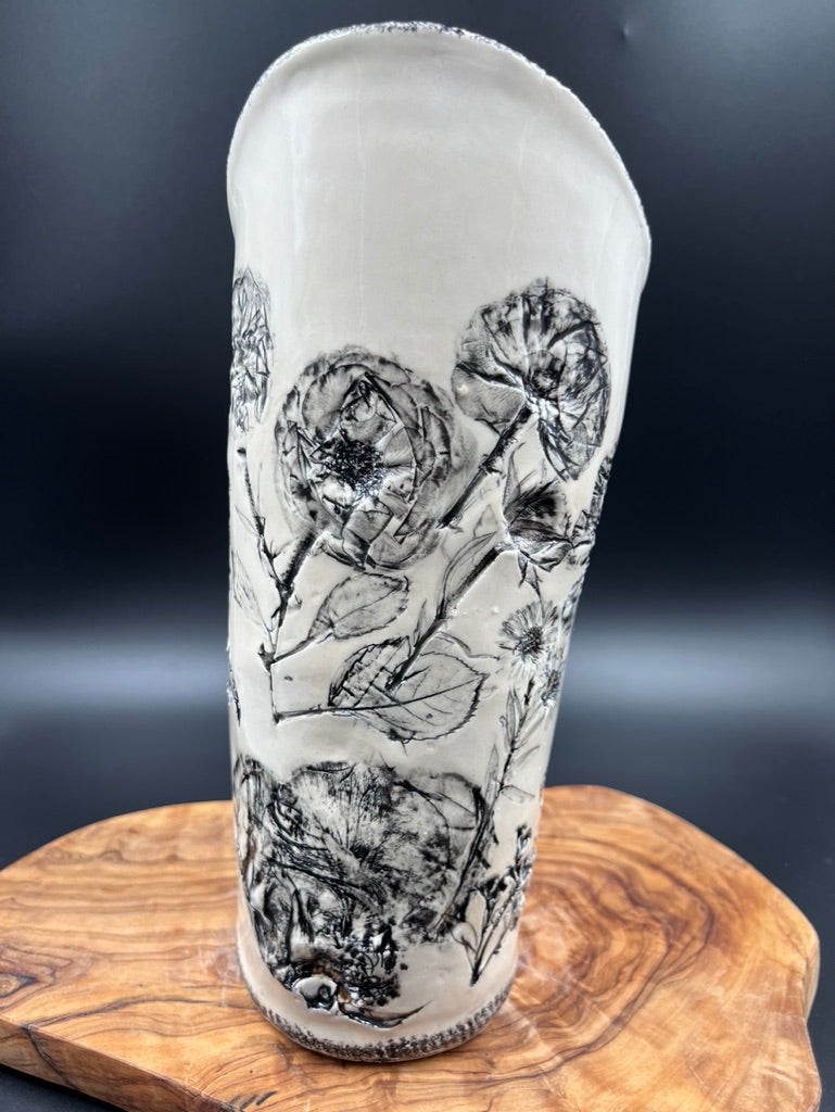 Black floral vase, black rim