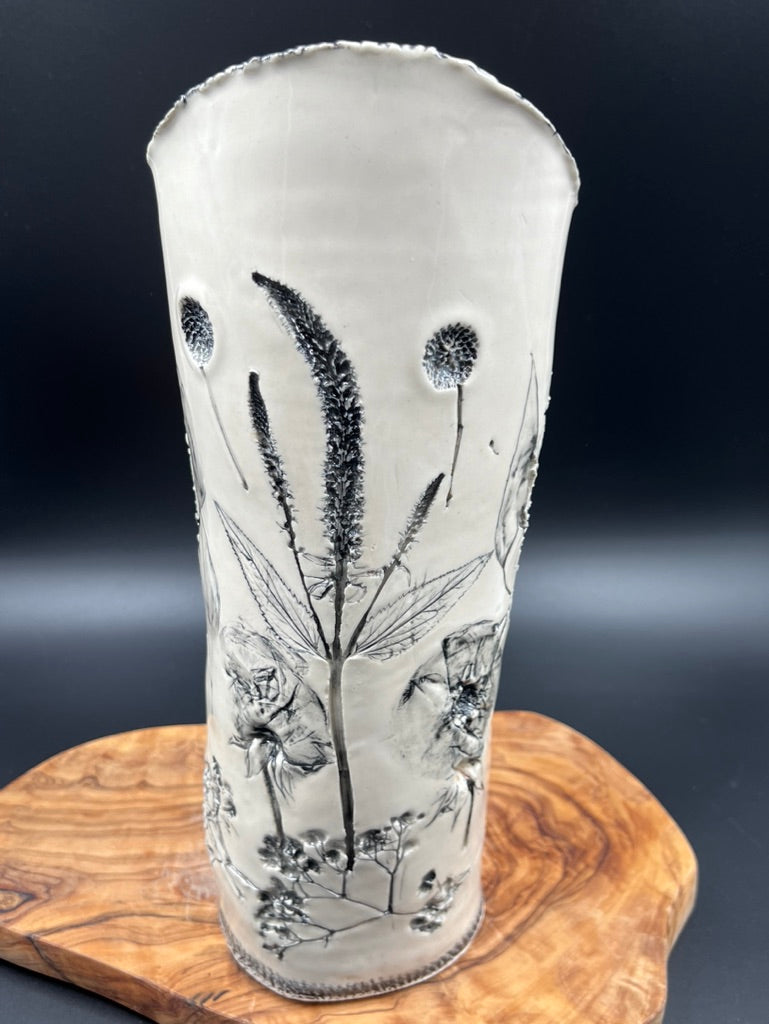 Black floral vase, black rim