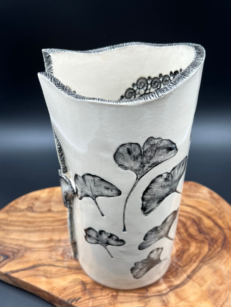 Black gingko vase with black interior lace, black rim, gingko lip