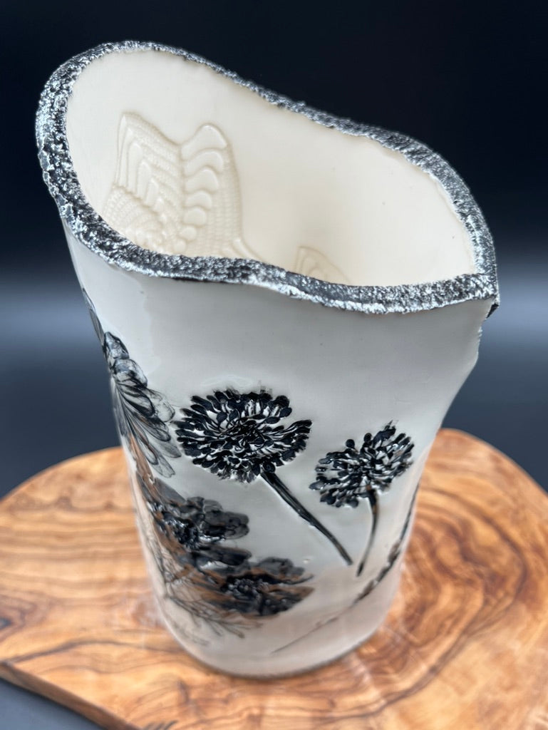 Black floral vase, black rim
