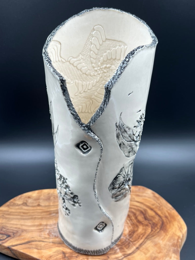 Black floral vase, black rim