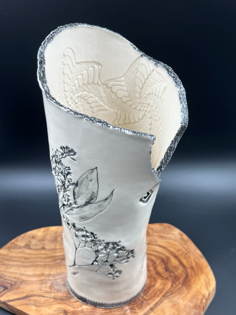 Black floral vase, black rim