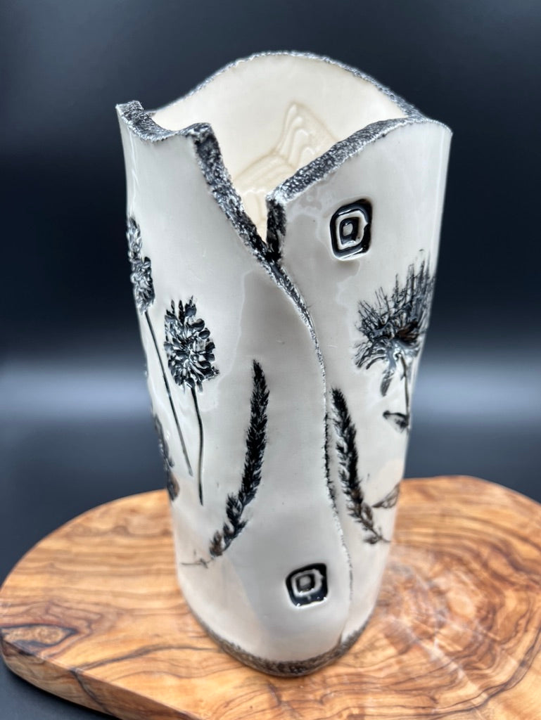 Black floral vase, black rim
