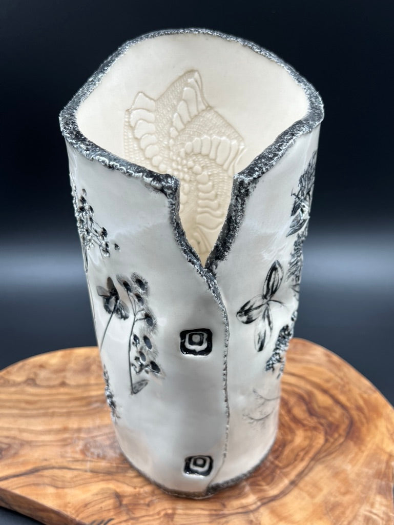 Black floral vase, black rim