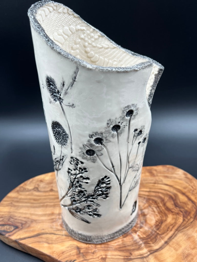 Black floral vase, black rim
