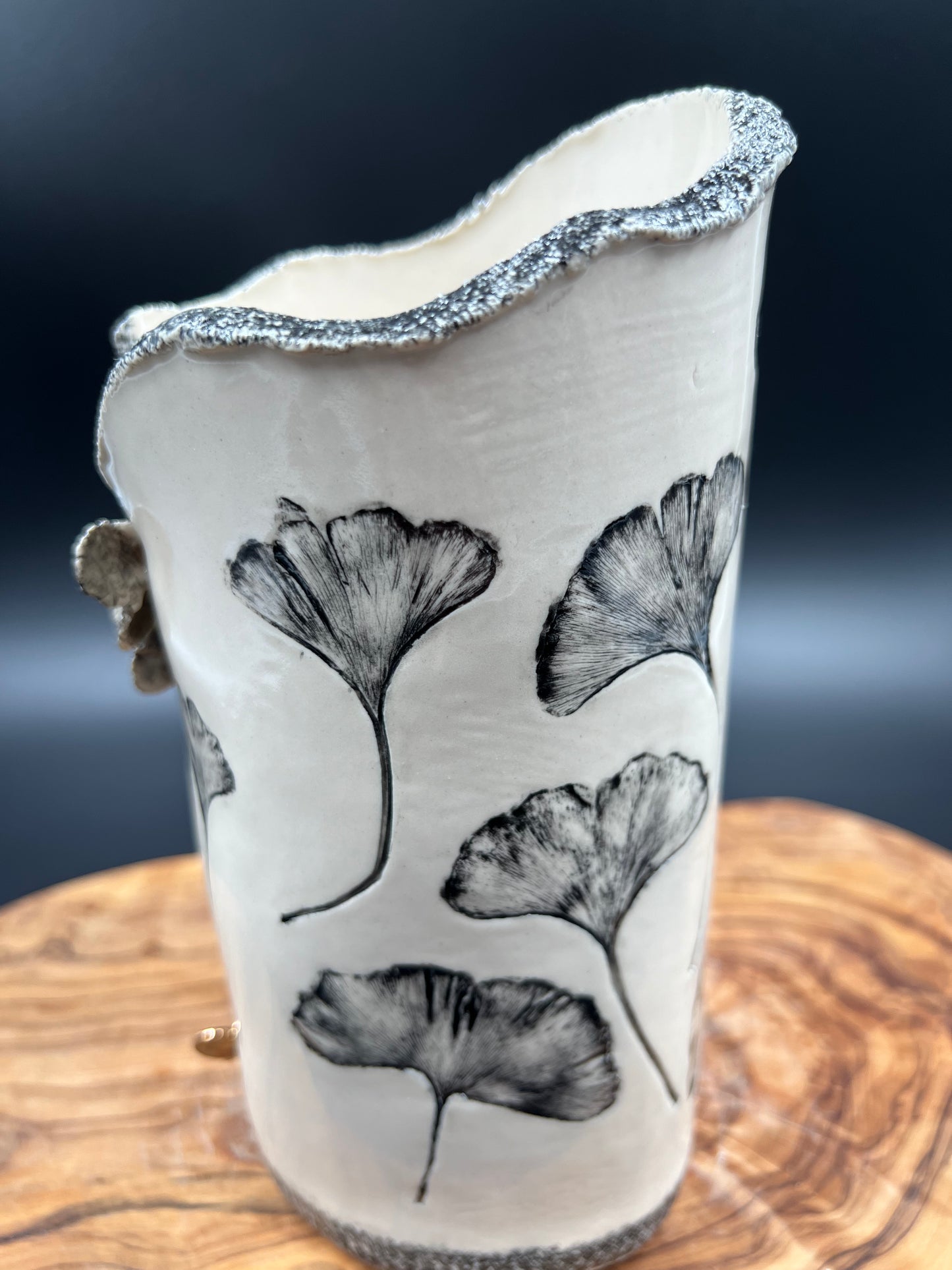 Black floral vase, black rim