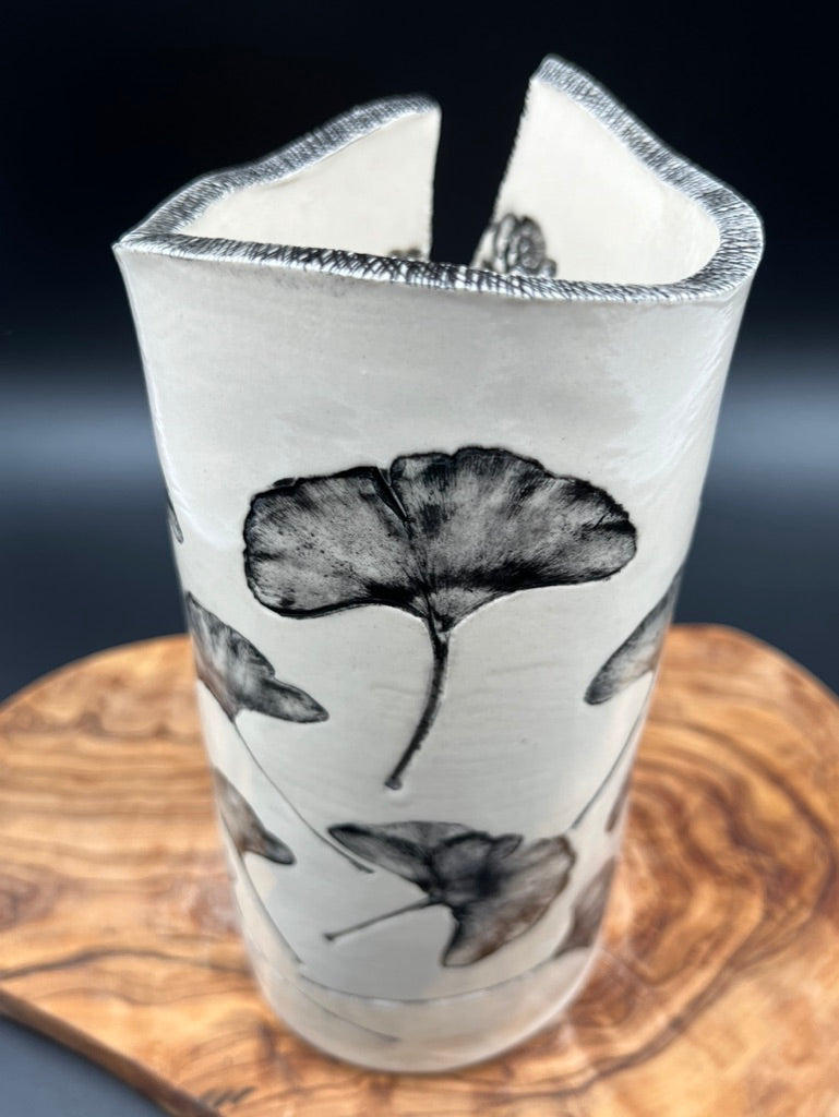 Black gingko vase with black interior lace, black rim, gingko lip