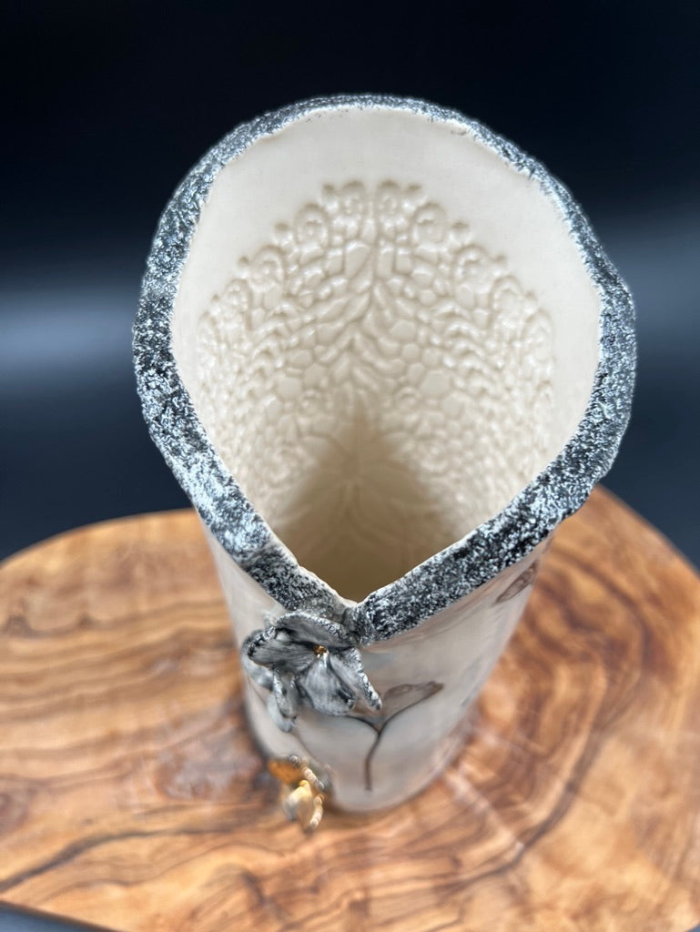 Black floral vase, black rim