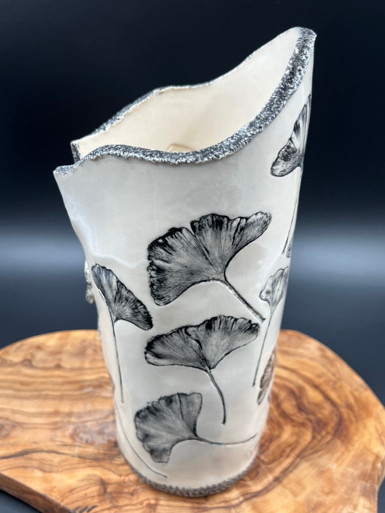 Black gingko vase with gingko lip, black rim