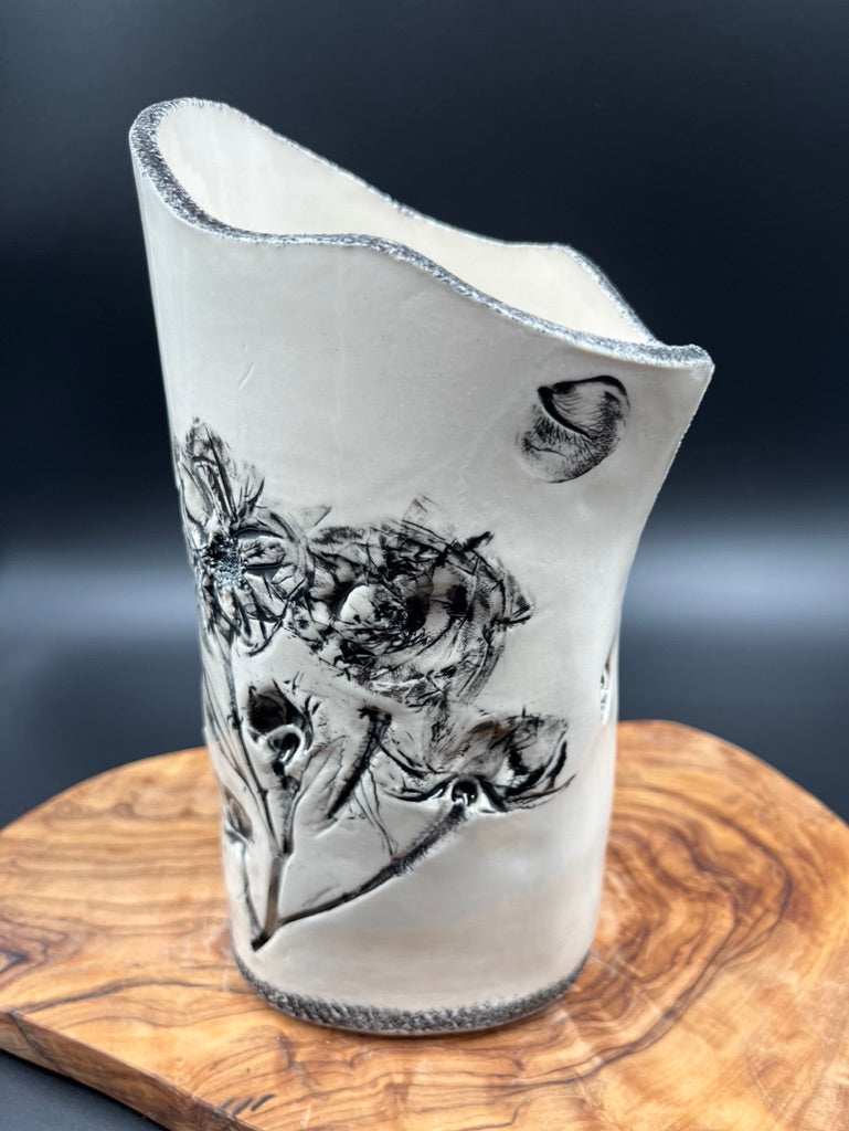 Black floral vase, black rim