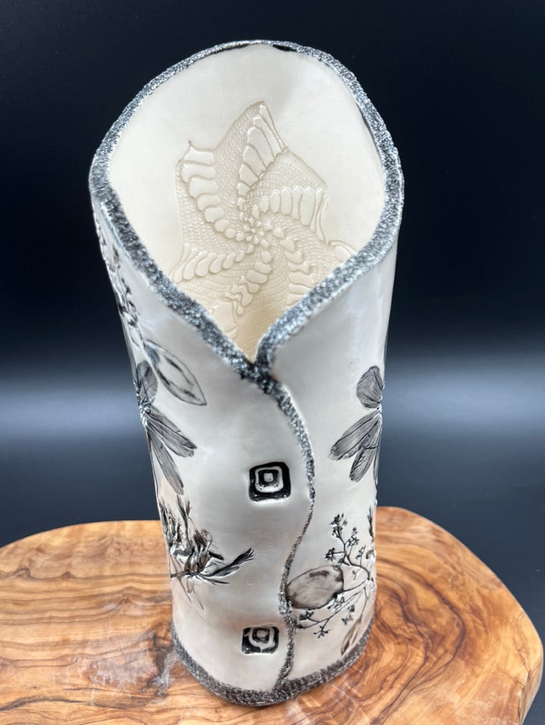 Black floral vase, black rim