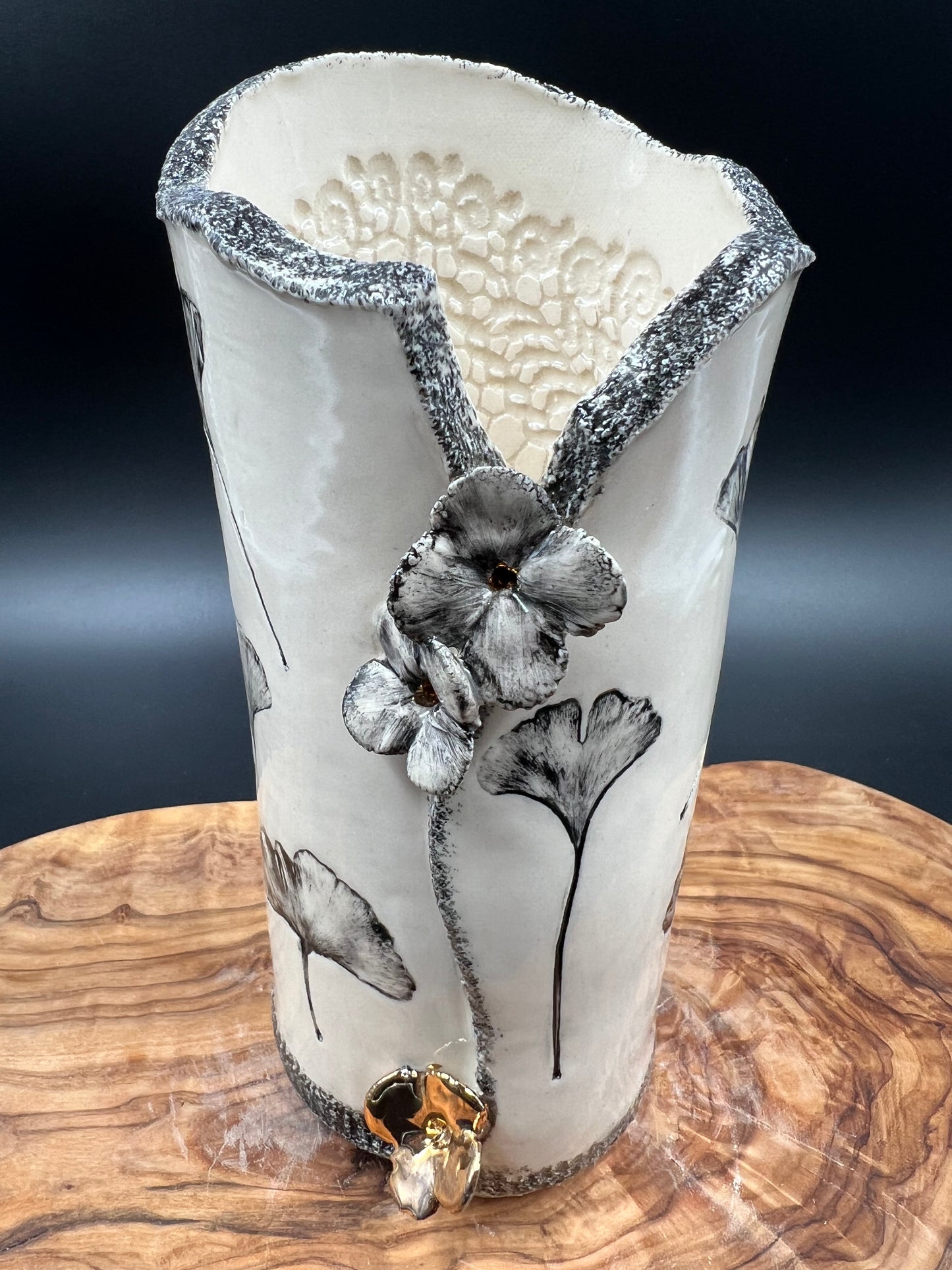 Black floral vase, black rim