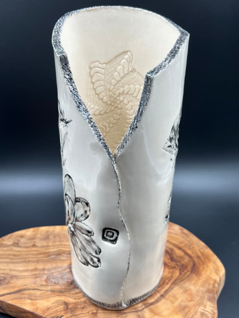 Black floral vase, black rim