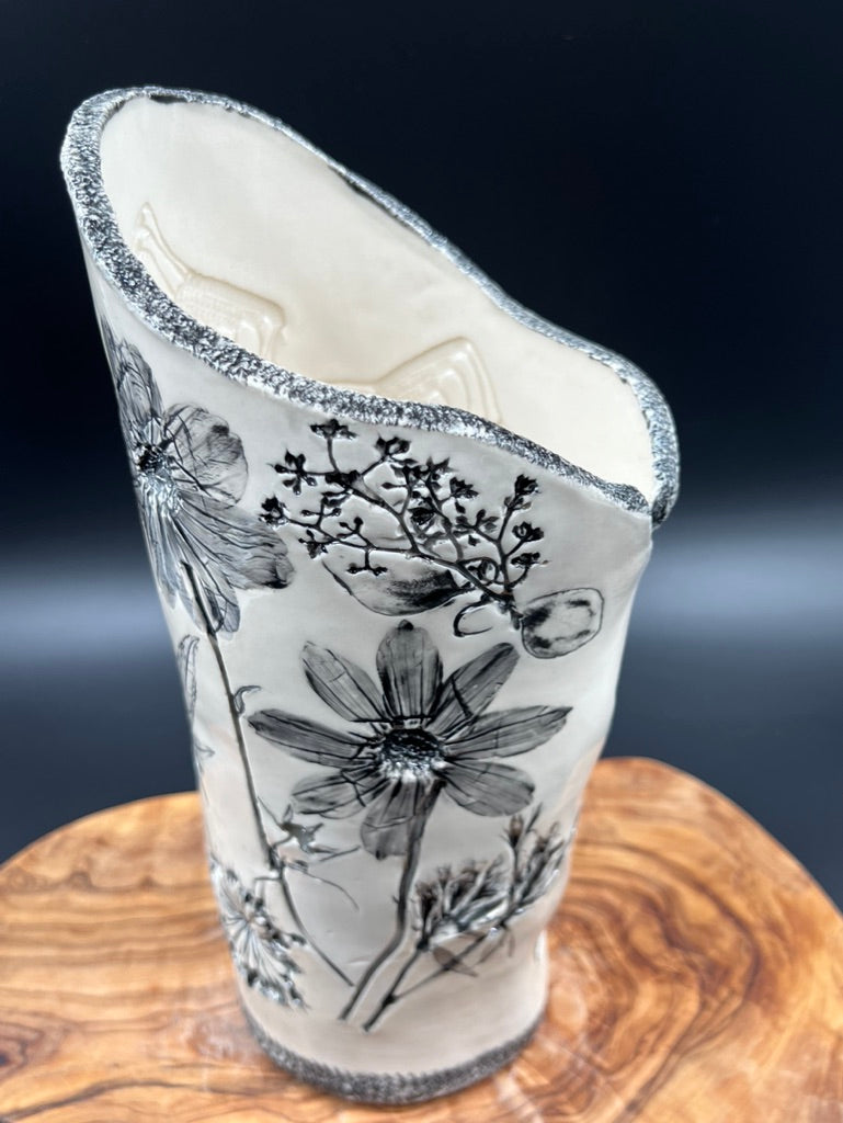 Black floral vase, black rim
