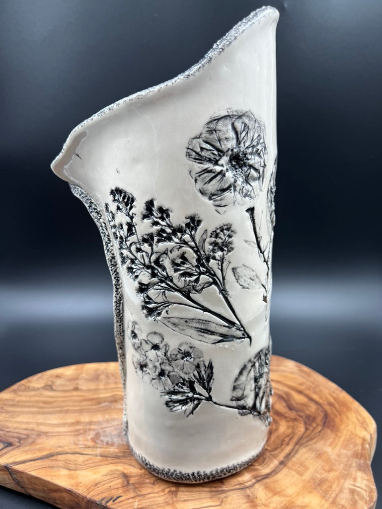 Black floral vase, black rim