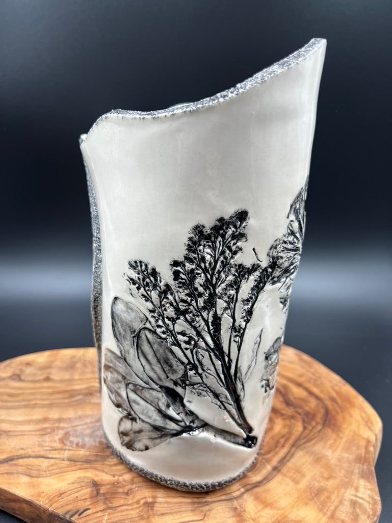Black floral vase, black rim