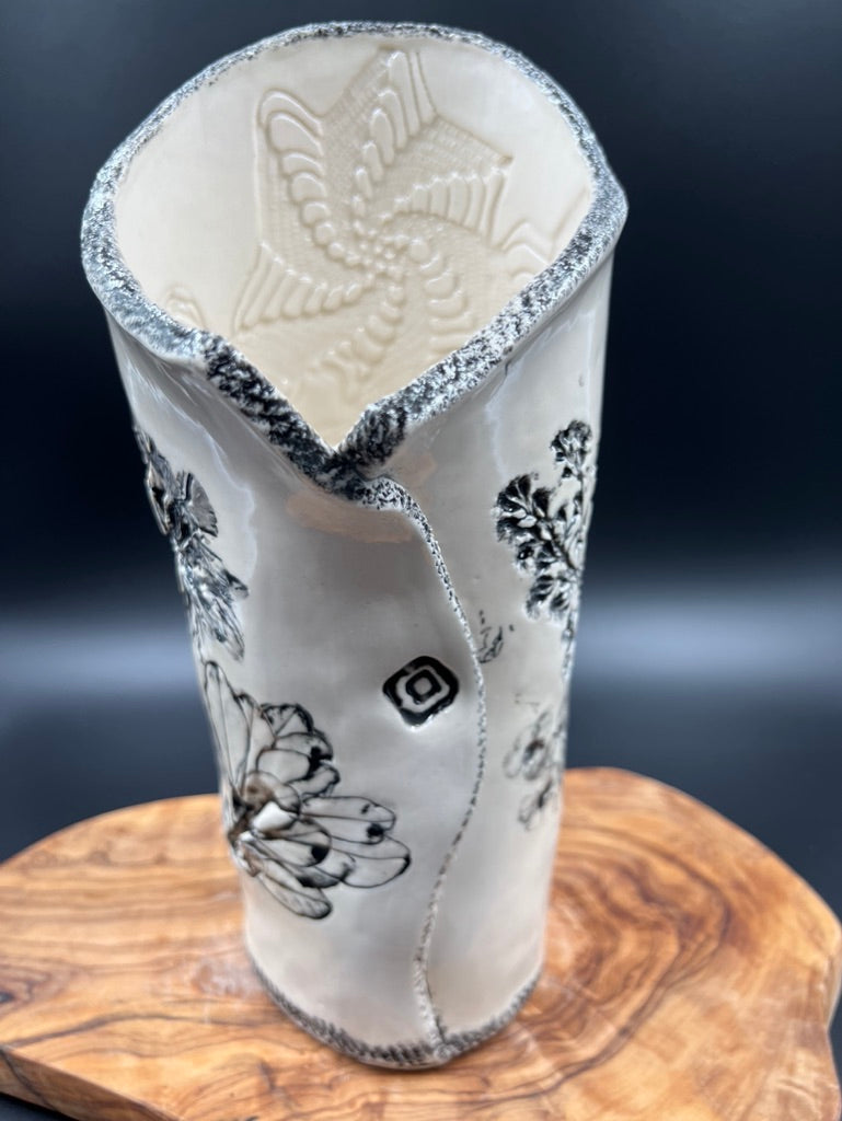 Black floral vase, black rim