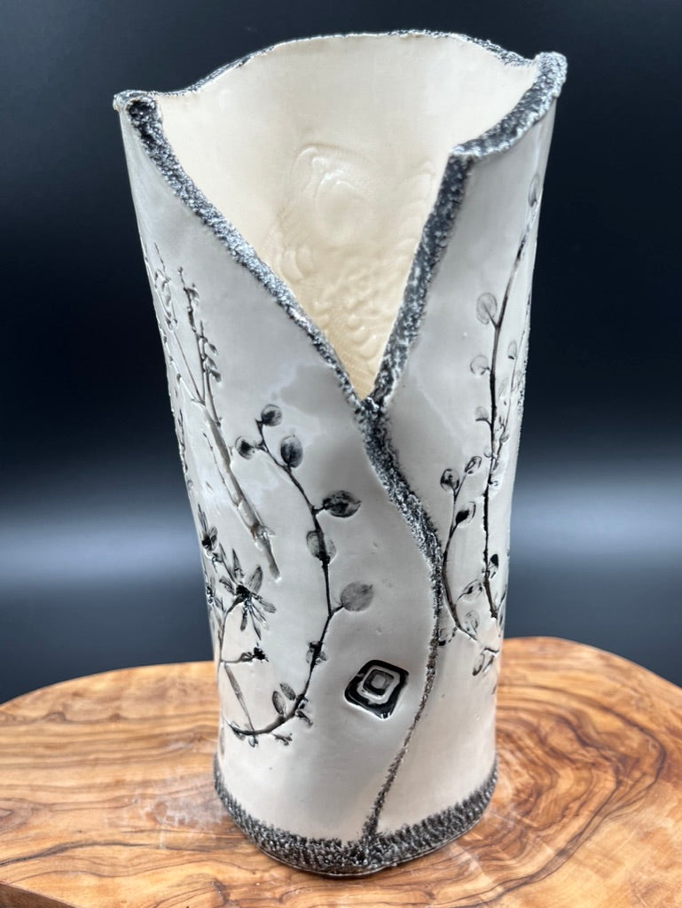 Black floral vase, black rim