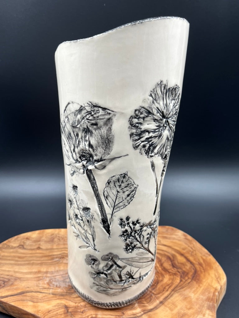Black floral vase, black rim