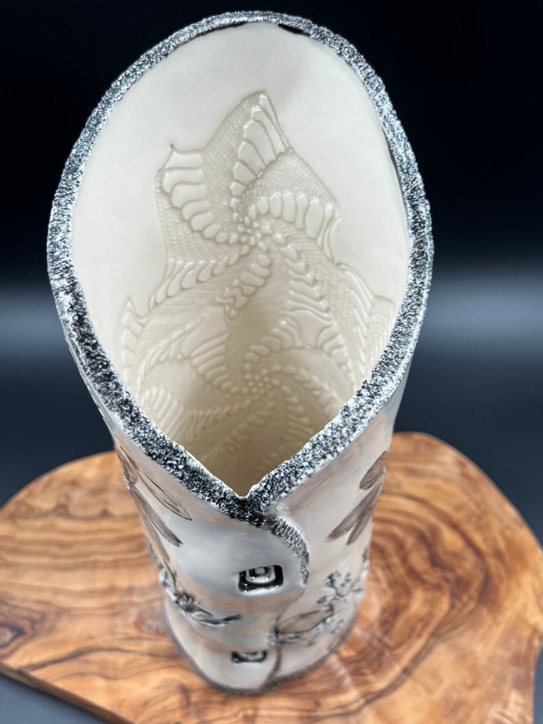 Black floral vase, black rim