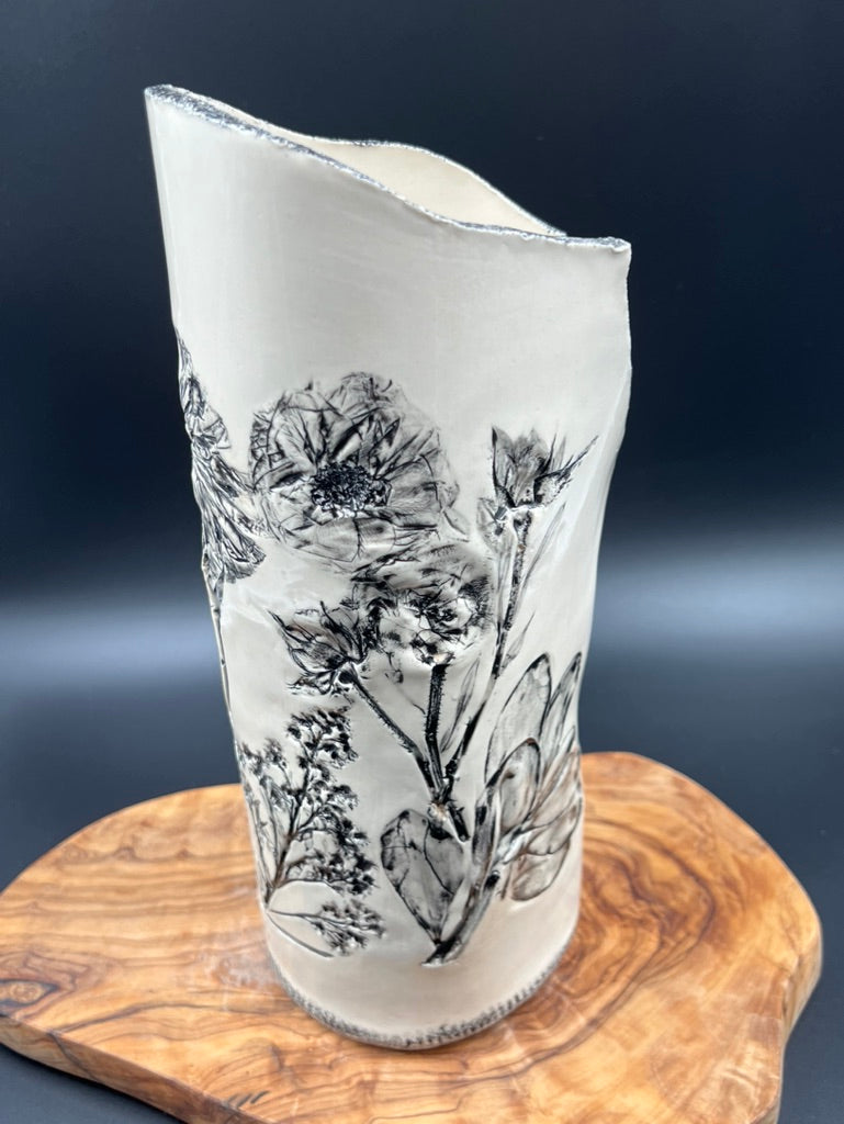 Black floral vase, black rim