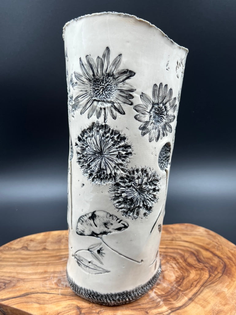 Black floral vase, black rim