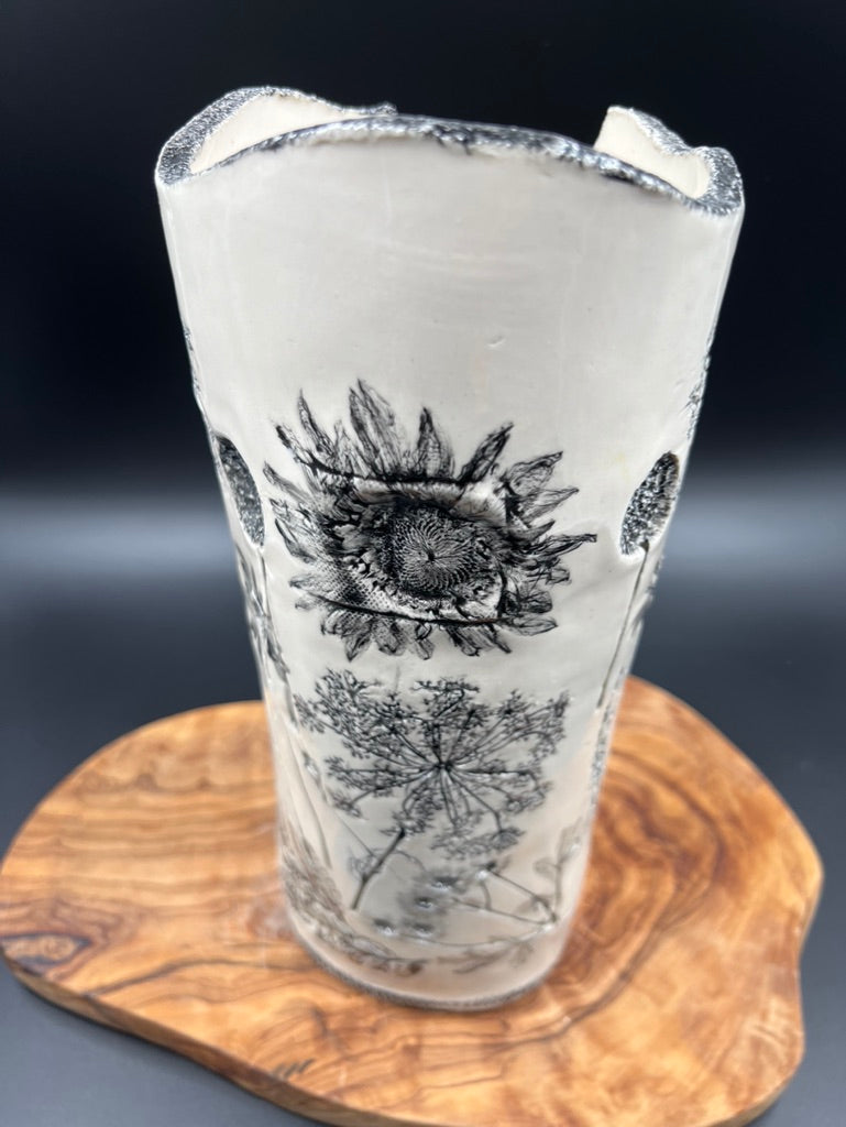 Black floral vase, black rim