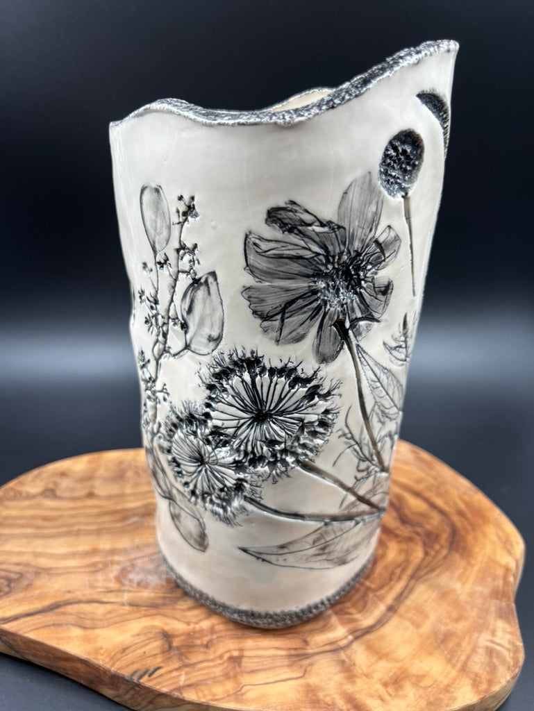 Black floral vase, black rim
