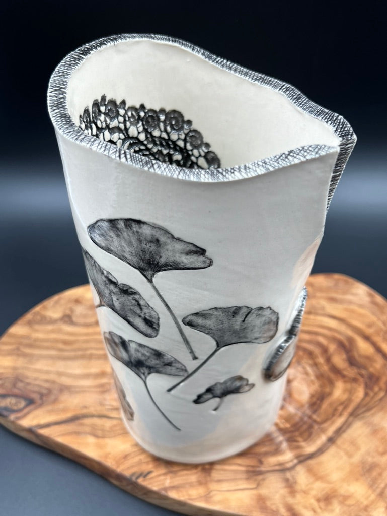 Black gingko vase with black interior lace, black rim, gingko lip