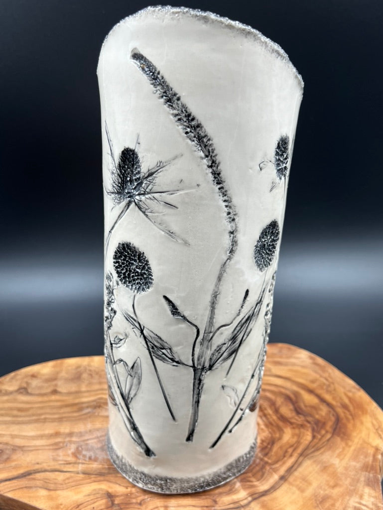 Black floral vase, black rim